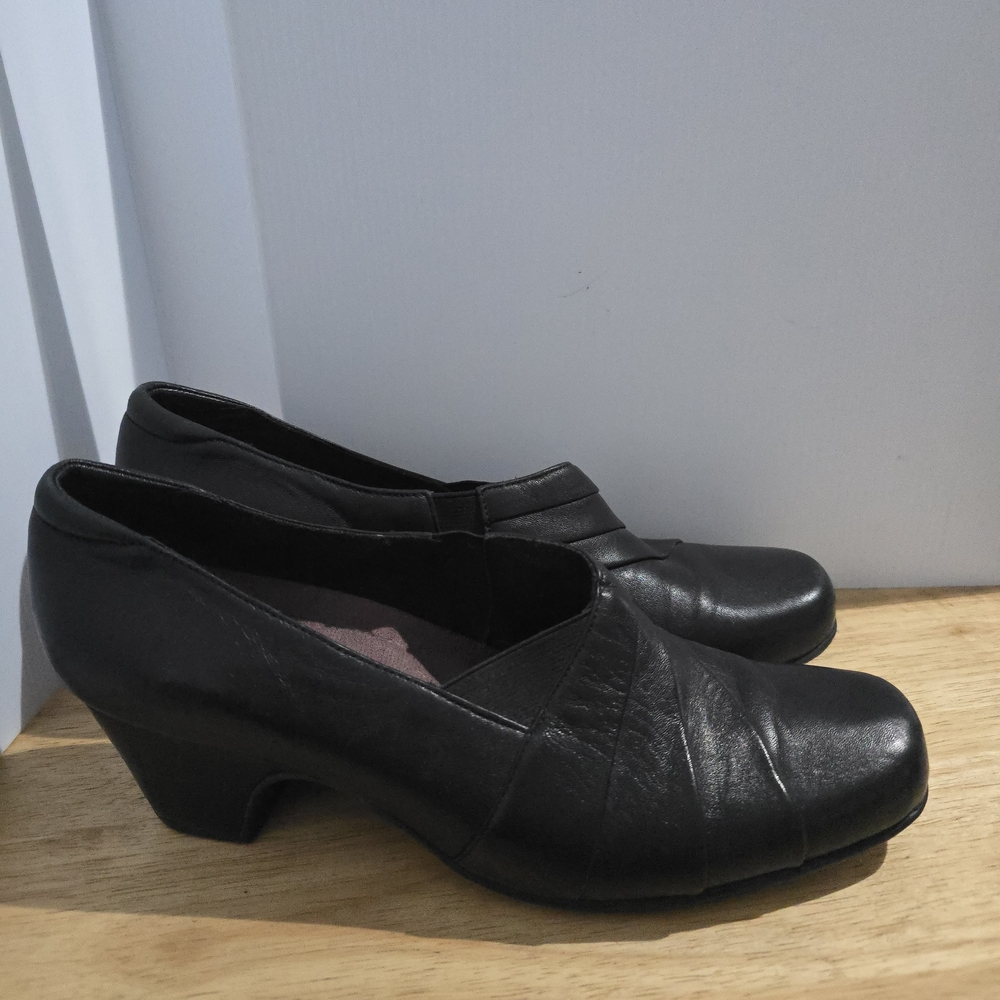 Clarks Women's Black Leather shoes, pre-owned. Size 9N